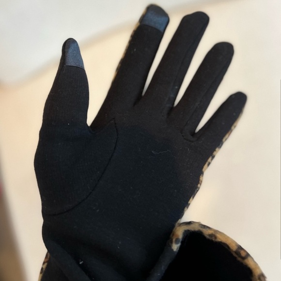 Ugg Leopard Cheetah gloves - Picture 3 of 3